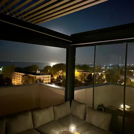 Blue Crystal Luxury Apartment Mamaia